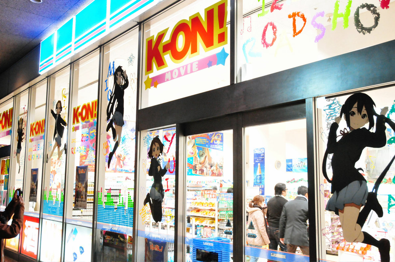 Illustration for article titled Watch Men Turn a Convenience Store into a Schoolgirl Anime Mecca